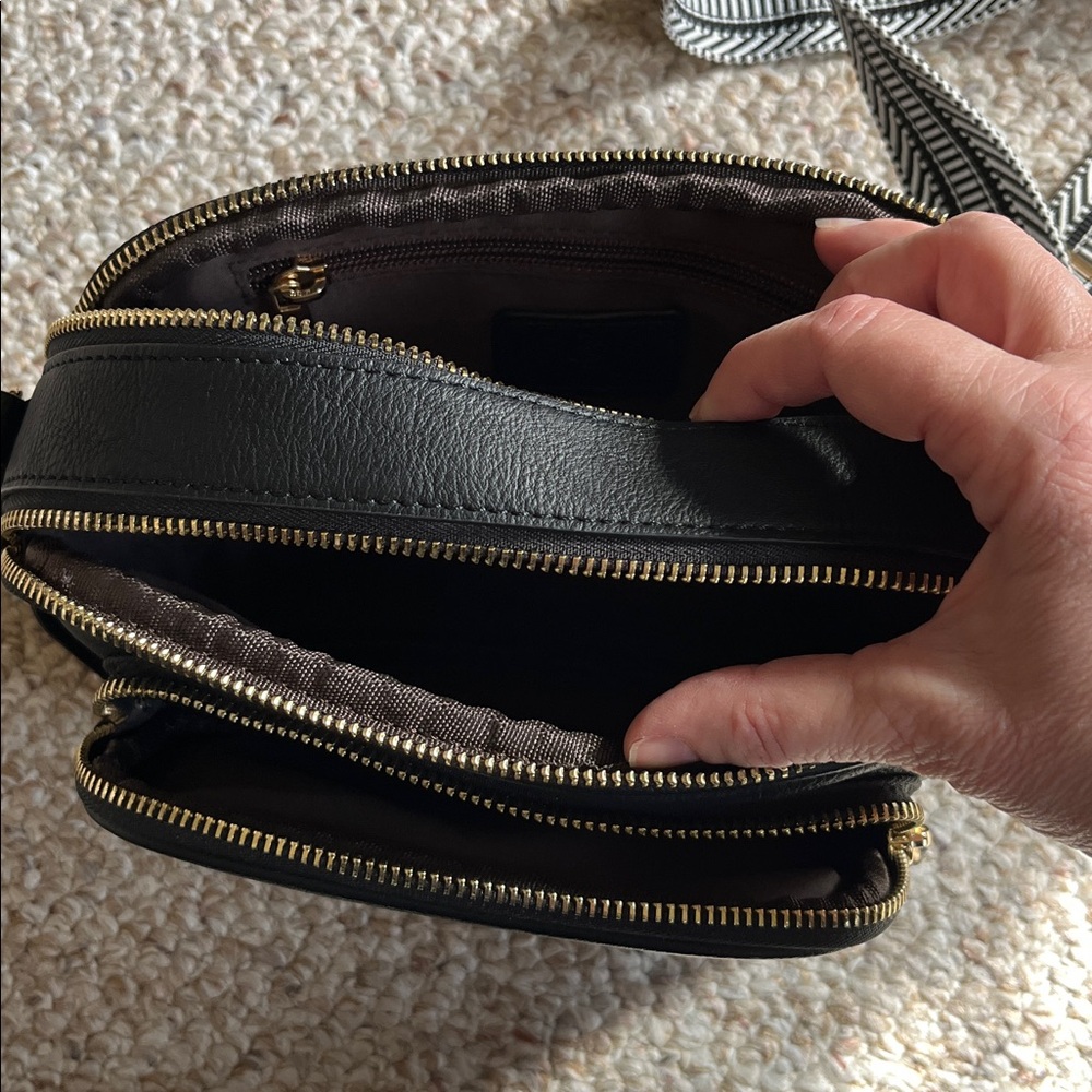 New! Black Crossbody travel purse - Picture 6 of 9